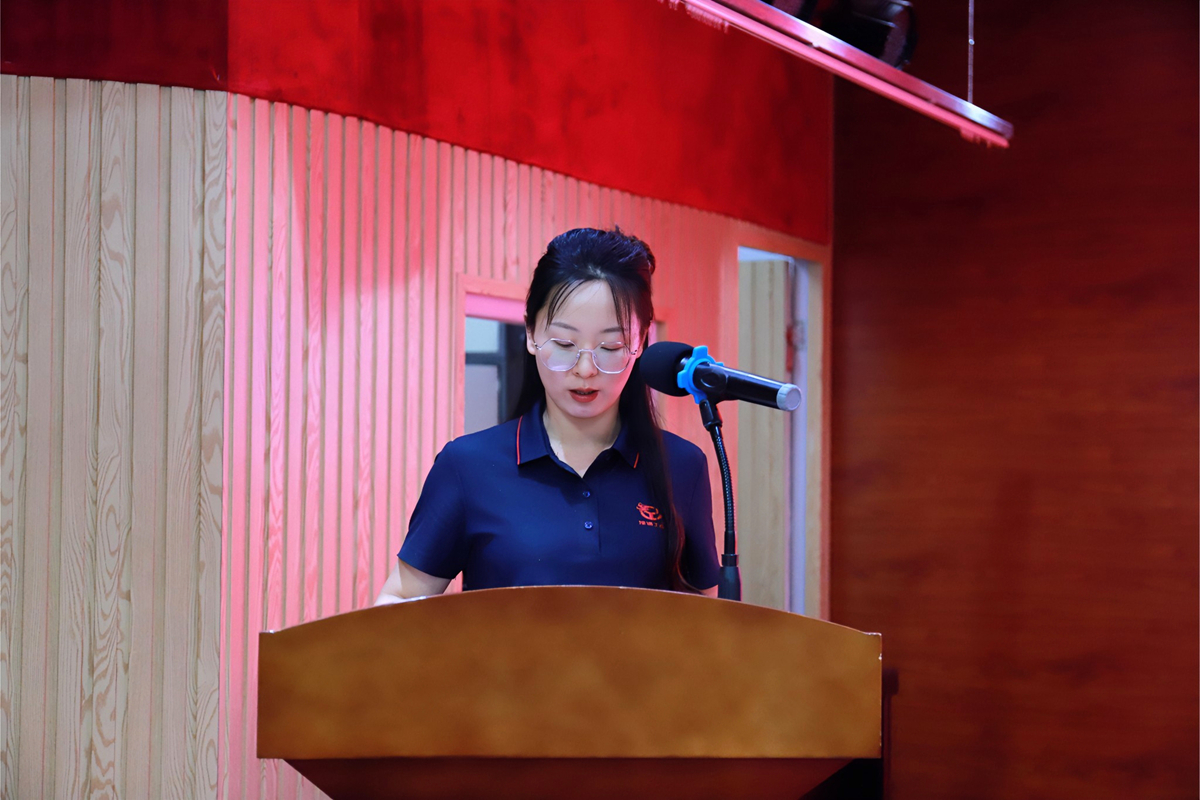 12-市場部田歡歡 代表年度優秀通訊員發言.jpg