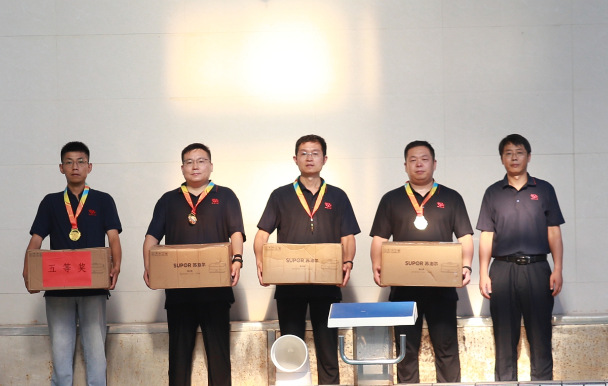 1756431788125110.jpg 04-公司總工程師楊祥強為榮獲個人項目第五名的:第一工程公司謝瀟劍、洛陽分公司孫攀鋒、項目管理部魏洪峰、駐馬店分公司頓健楠 頒獎表彰.JPG