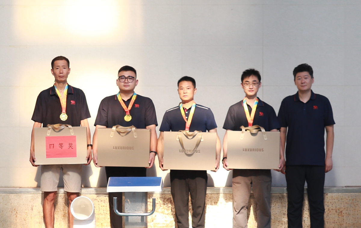 1756431805887745.jpg 05-公司工會主席、副總經理彥祺為榮獲個人項目第四名的:中誠服務公司劉海青、信陽分公司倪國寶、焦作分公司何博博、福之匯公司侯松波 頒獎表彰.JPG